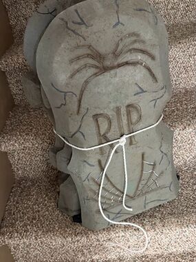 Indoor/Outdoor Halloween Décor - Gray Tombstone Accent set of 4